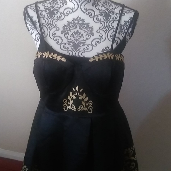 Ally black and gold dress - Picture 2 of 7